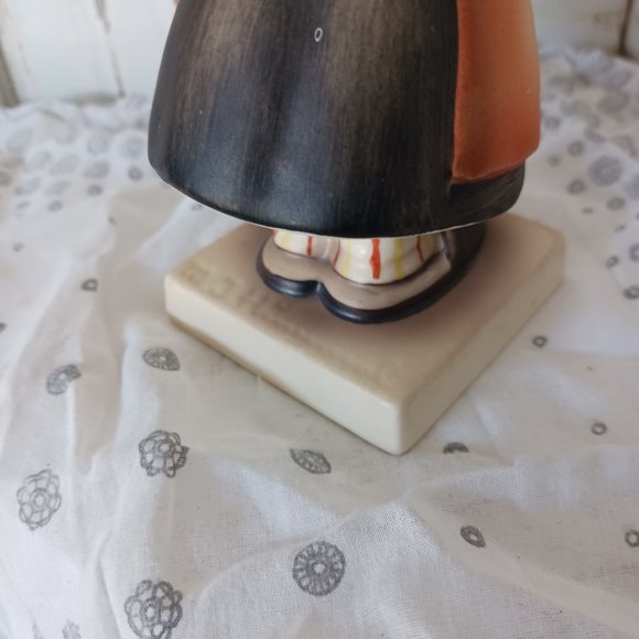 Vintage M.J. Hummel "Meditation" Figurine - Picture 6 of 6